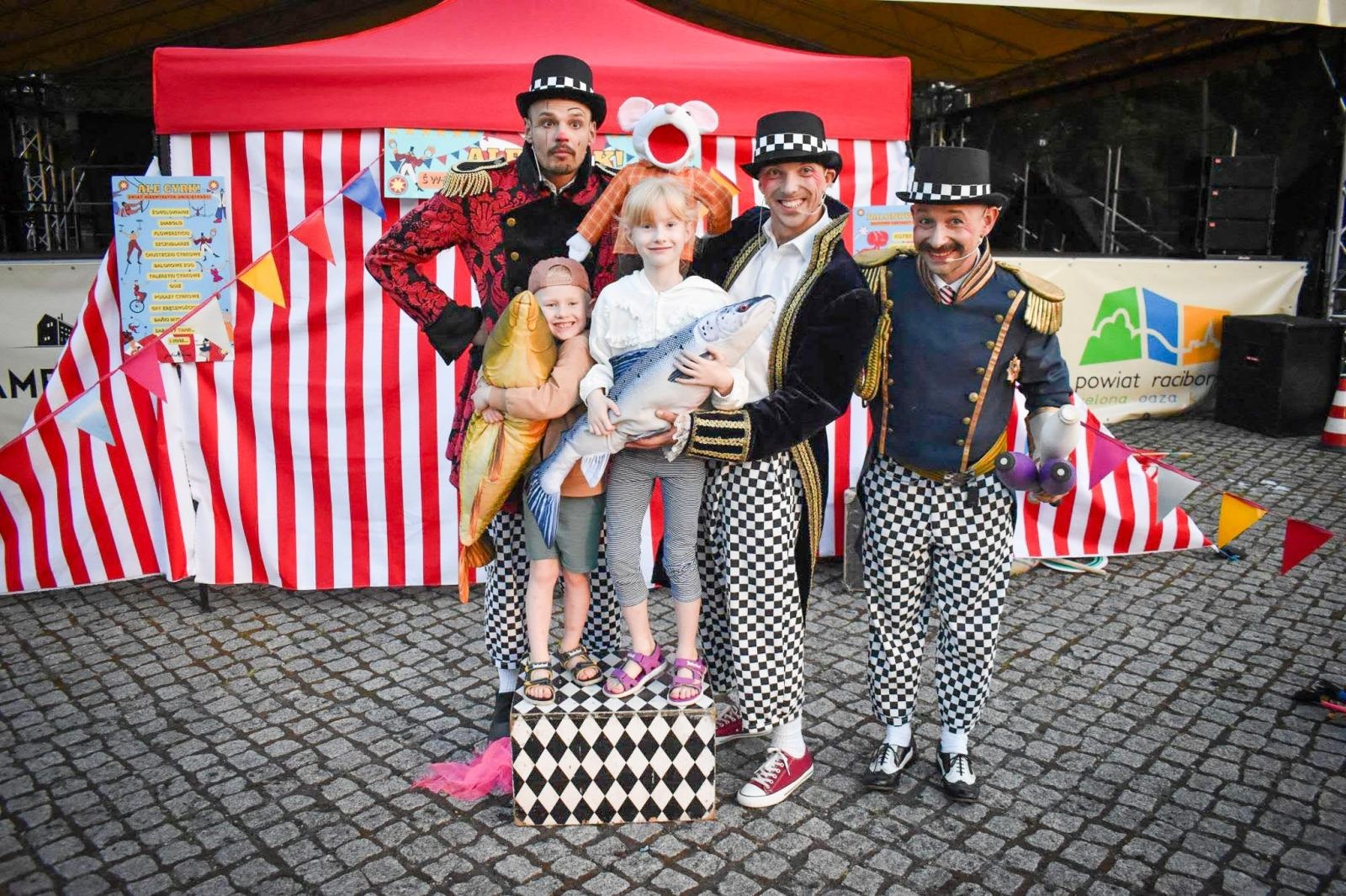 Zdjęcie w galerii na portalu naszraciborz.pl: Magia teatru na dziedzińcu Zamku Piastowskiego. Teatr Jednej Miny porwał najmłodszych widzów [WIDEO] wiadomości z regionu