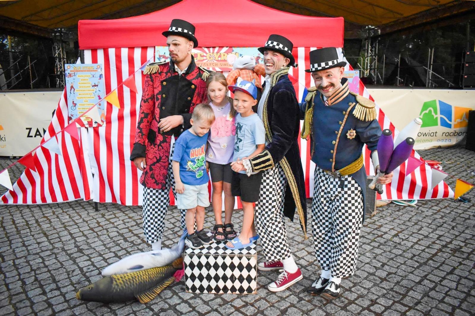 Zdjęcie w galerii na portalu naszraciborz.pl: Magia teatru na dziedzińcu Zamku Piastowskiego. Teatr Jednej Miny porwał najmłodszych widzów [WIDEO] wiadomości z regionu