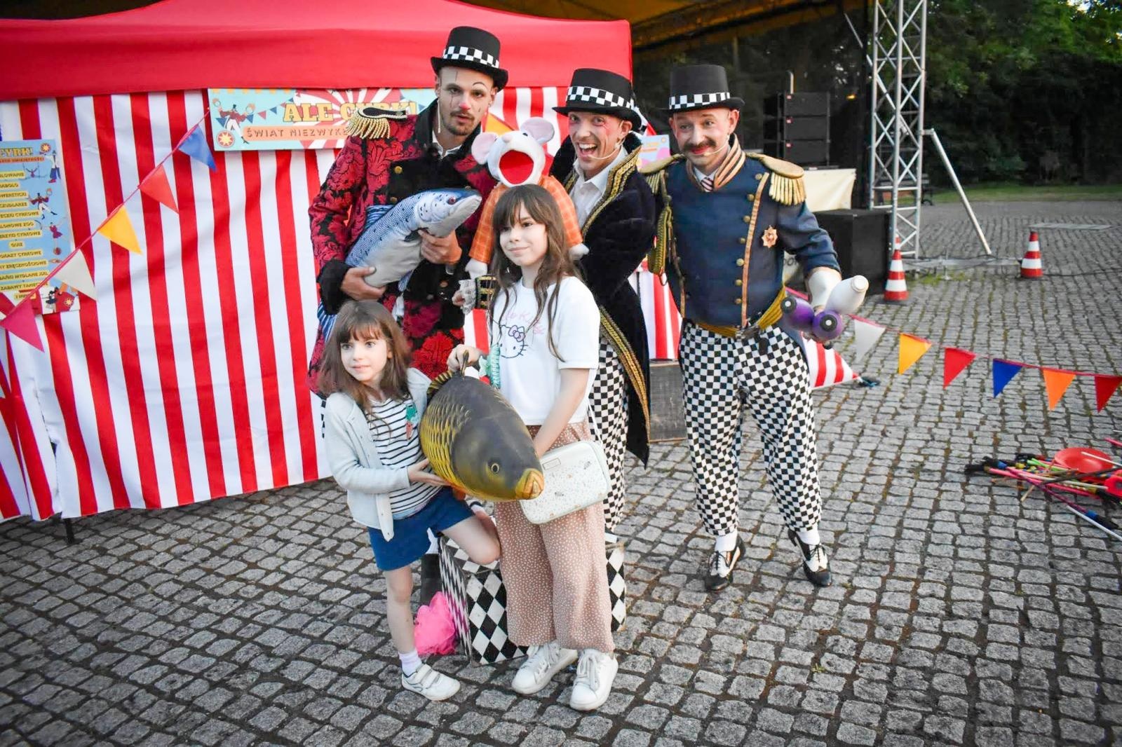 Zdjęcie w galerii na portalu naszraciborz.pl: Magia teatru na dziedzińcu Zamku Piastowskiego. Teatr Jednej Miny porwał najmłodszych widzów [WIDEO] wiadomości z regionu