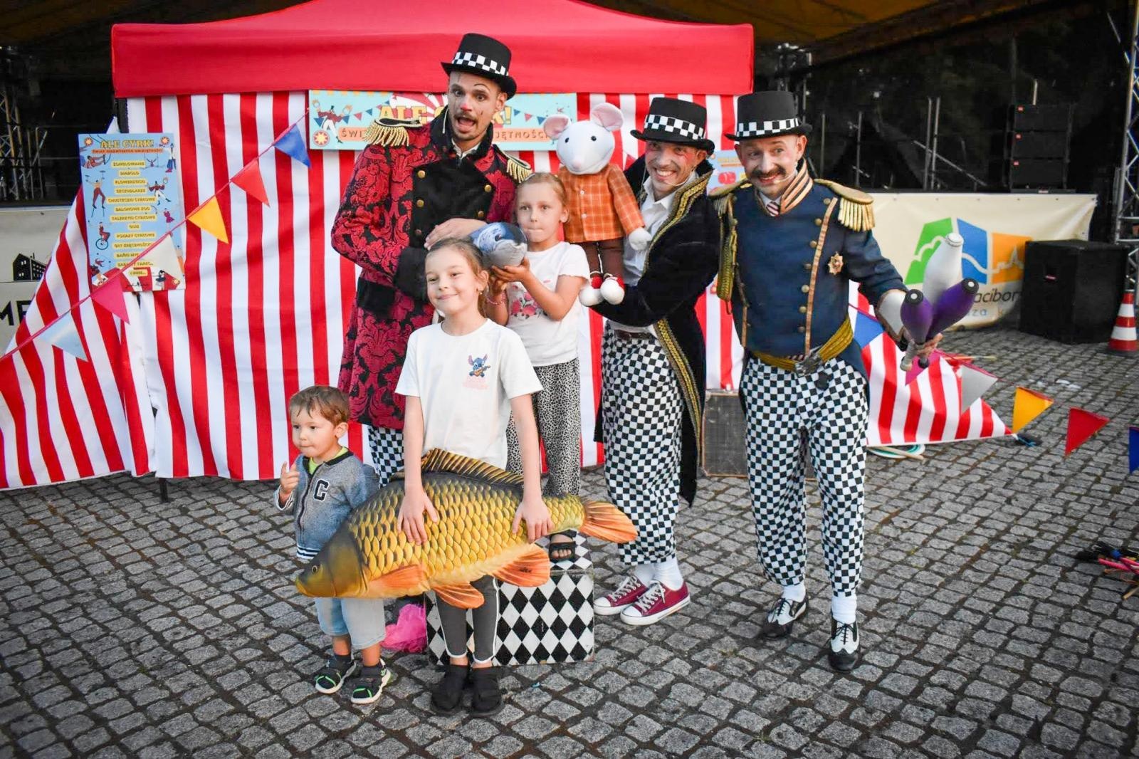 Zdjęcie w galerii na portalu naszraciborz.pl: Magia teatru na dziedzińcu Zamku Piastowskiego. Teatr Jednej Miny porwał najmłodszych widzów [WIDEO] wiadomości z regionu