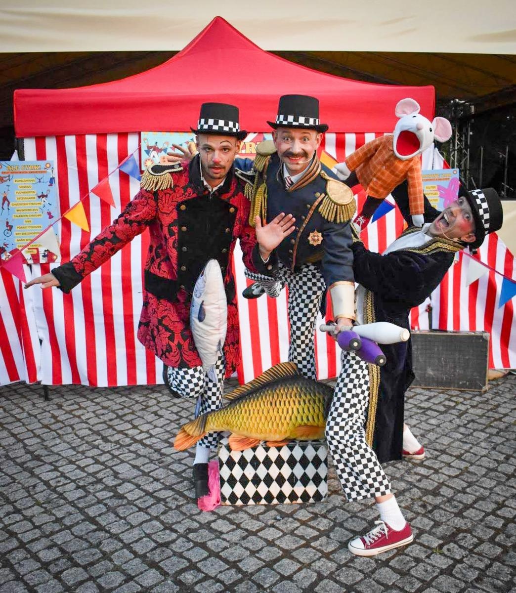 Zdjęcie w galerii na portalu naszraciborz.pl: Magia teatru na dziedzińcu Zamku Piastowskiego. Teatr Jednej Miny porwał najmłodszych widzów [WIDEO] wiadomości z regionu