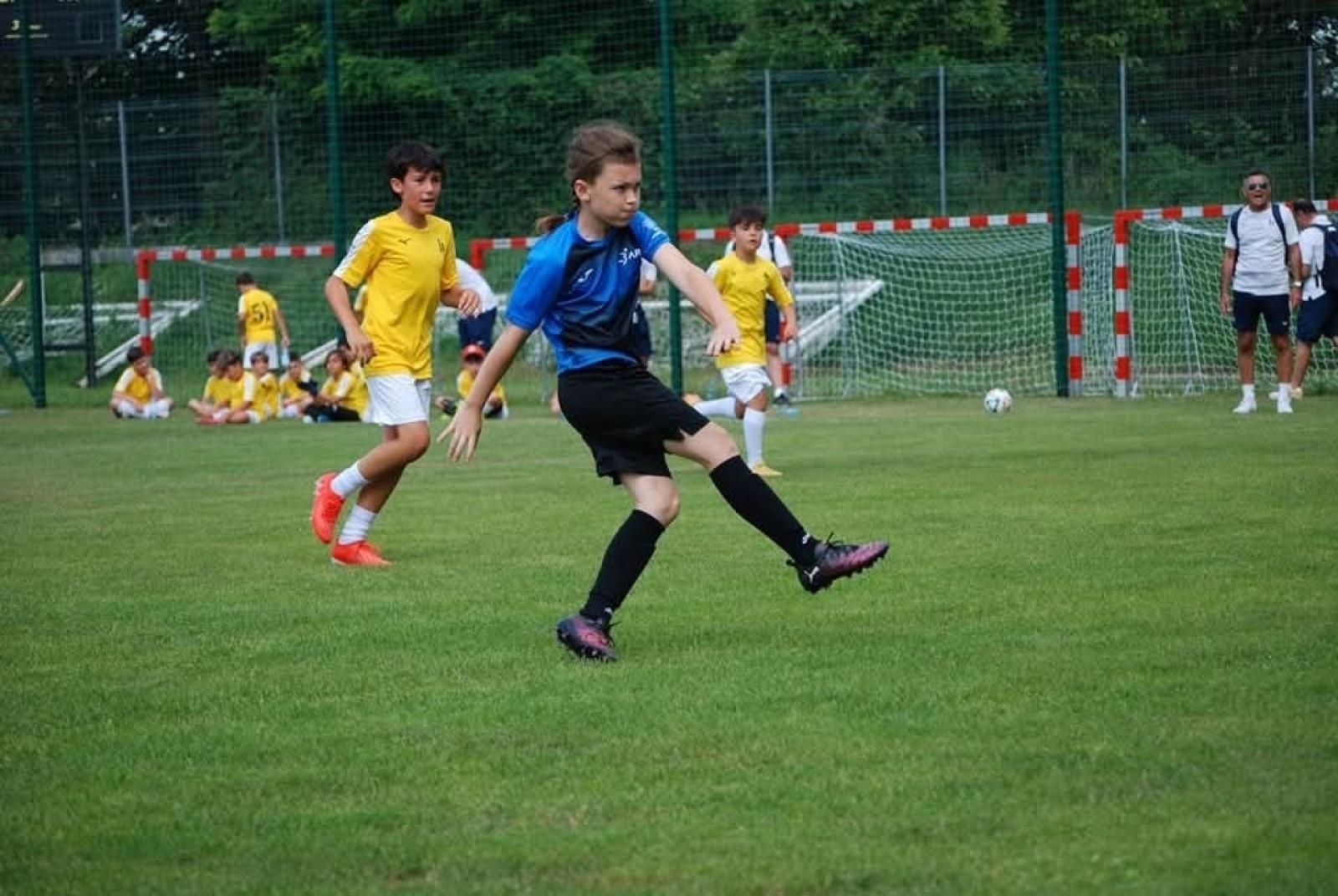 Zdjęcie w galerii na portalu naszraciborz.pl: Piłkarskie przyjaźnie ponad granicami. Młodzi zawodnicy z Sardynii z wizytą w Nędzy wiadomości z regionu