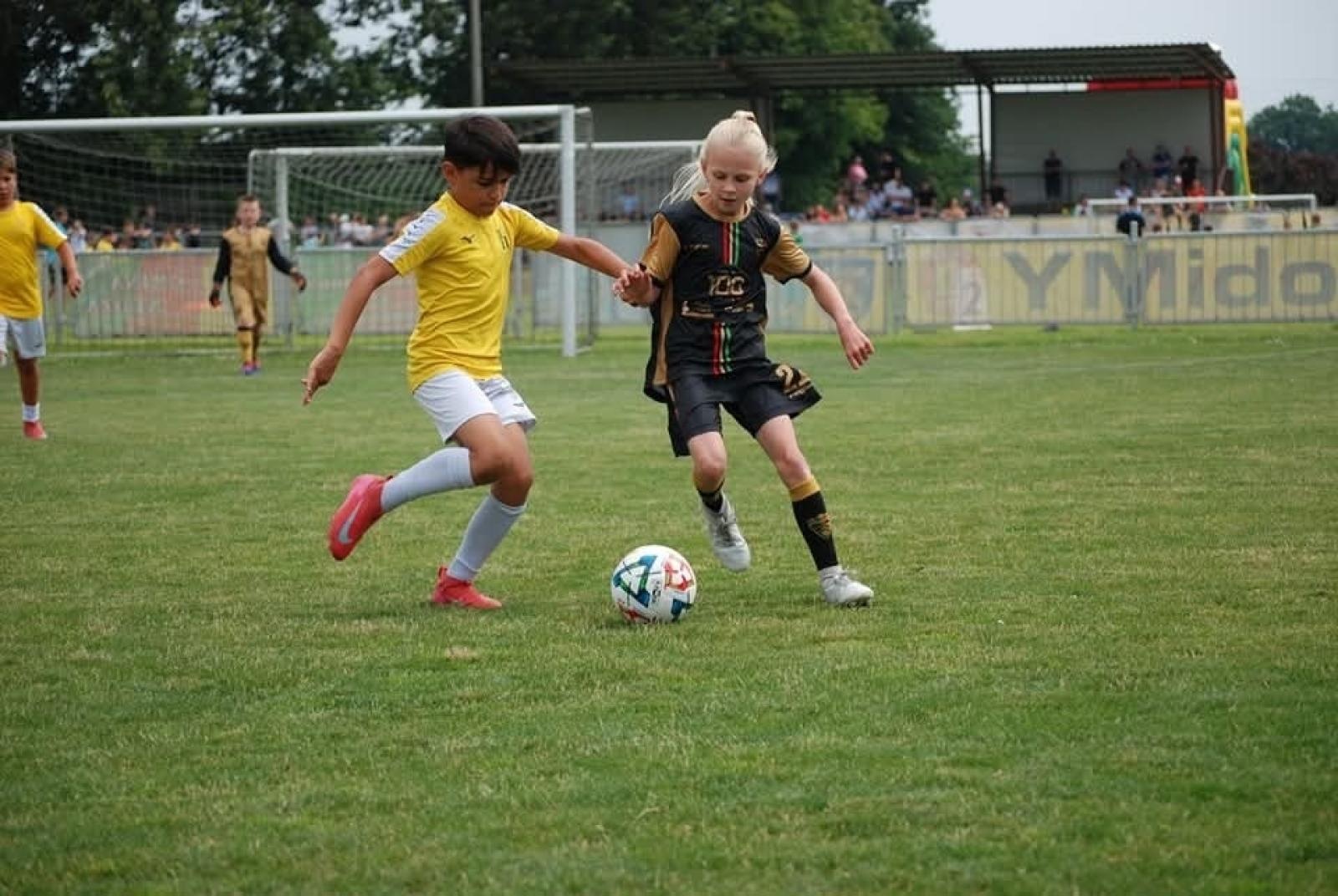 Zdjęcie w galerii na portalu naszraciborz.pl: Piłkarskie przyjaźnie ponad granicami. Młodzi zawodnicy z Sardynii z wizytą w Nędzy wiadomości z regionu