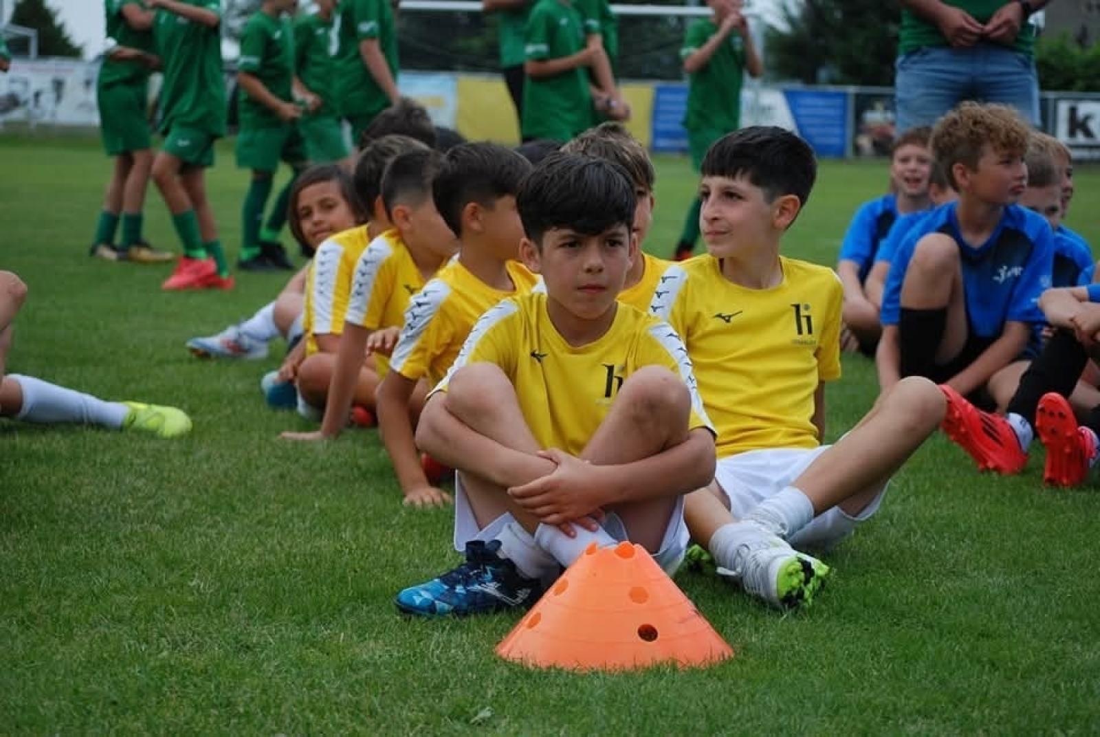 Zdjęcie w galerii na portalu naszraciborz.pl: Piłkarskie przyjaźnie ponad granicami. Młodzi zawodnicy z Sardynii z wizytą w Nędzy wiadomości z regionu