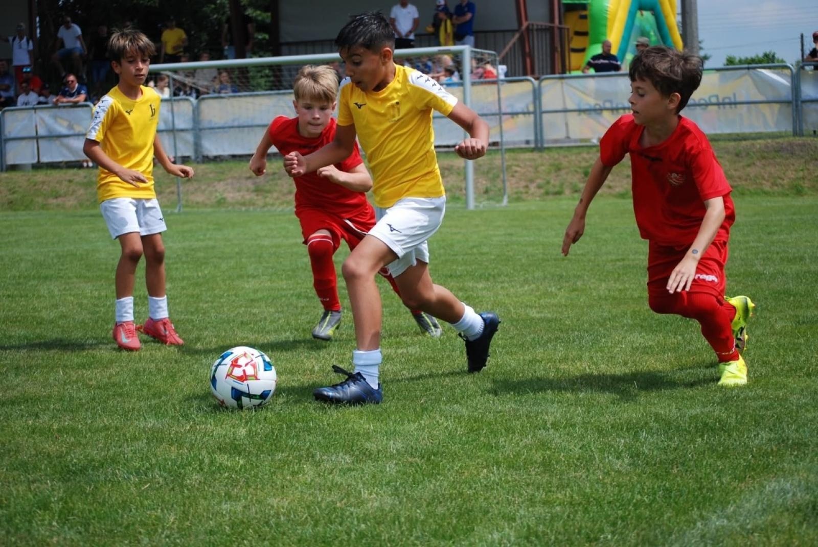 Zdjęcie w galerii na portalu naszraciborz.pl: Piłkarskie przyjaźnie ponad granicami. Młodzi zawodnicy z Sardynii z wizytą w Nędzy wiadomości z regionu