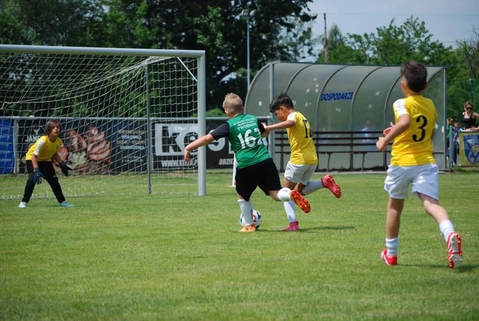 Zdjęcie w galerii na portalu naszraciborz.pl: Piłkarskie przyjaźnie ponad granicami. Młodzi zawodnicy z Sardynii z wizytą w Nędzy wiadomości z regionu