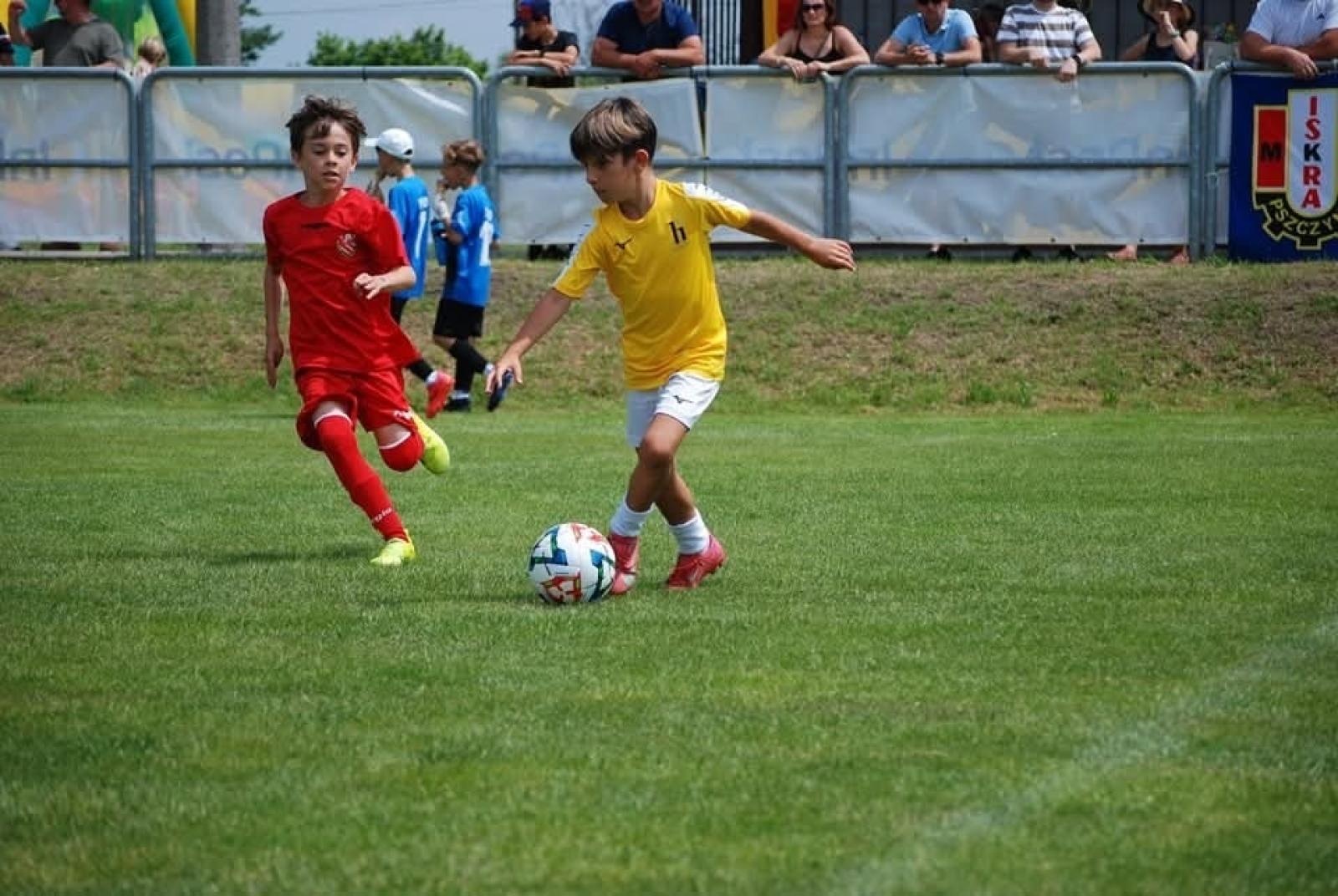 Zdjęcie w galerii na portalu naszraciborz.pl: Piłkarskie przyjaźnie ponad granicami. Młodzi zawodnicy z Sardynii z wizytą w Nędzy wiadomości z regionu
