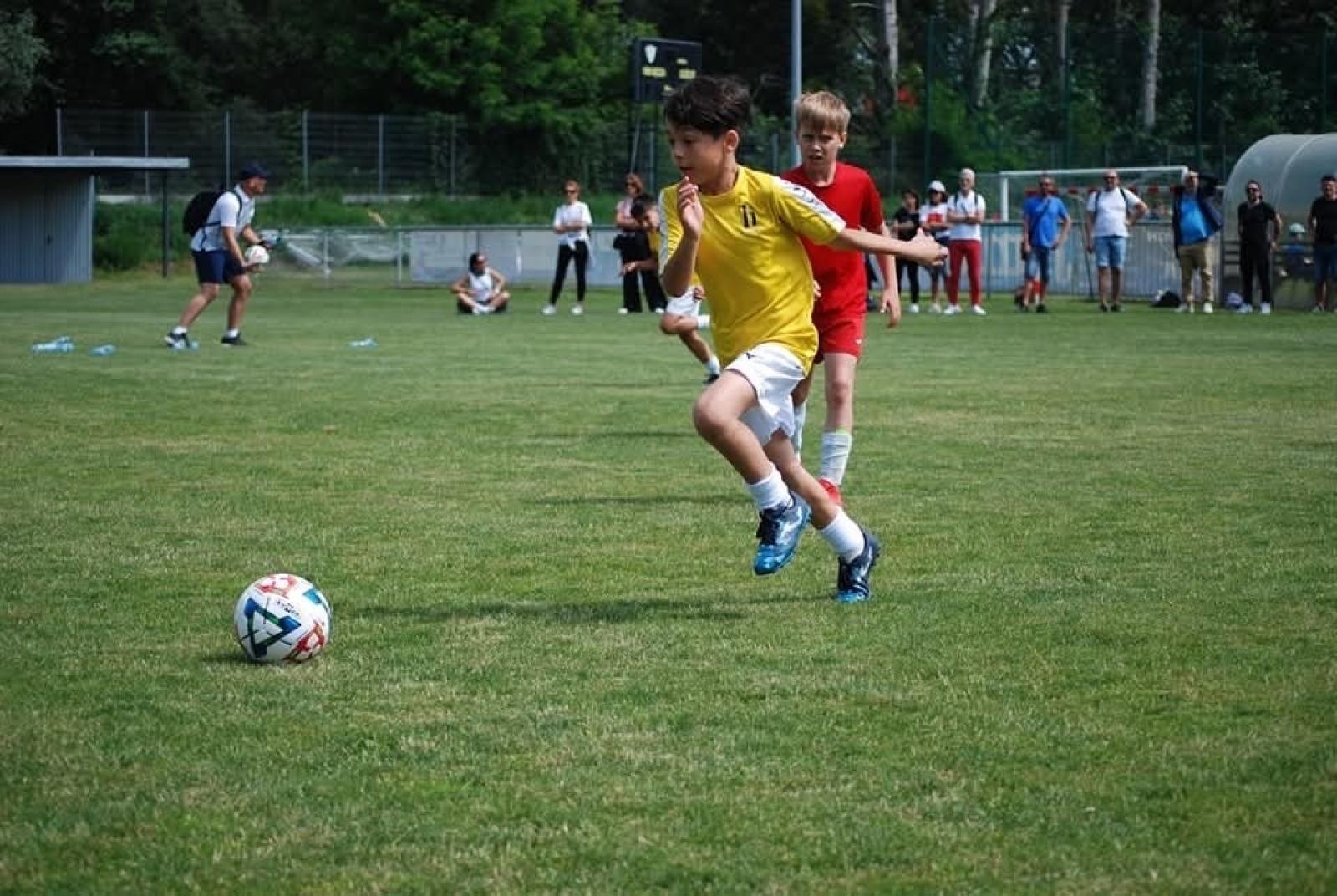 Zdjęcie w galerii na portalu naszraciborz.pl: Piłkarskie przyjaźnie ponad granicami. Młodzi zawodnicy z Sardynii z wizytą w Nędzy wiadomości z regionu
