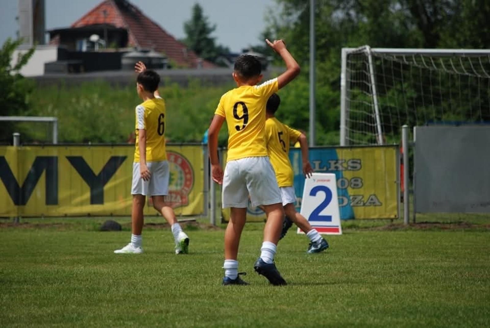 Zdjęcie w galerii na portalu naszraciborz.pl: Piłkarskie przyjaźnie ponad granicami. Młodzi zawodnicy z Sardynii z wizytą w Nędzy wiadomości z regionu