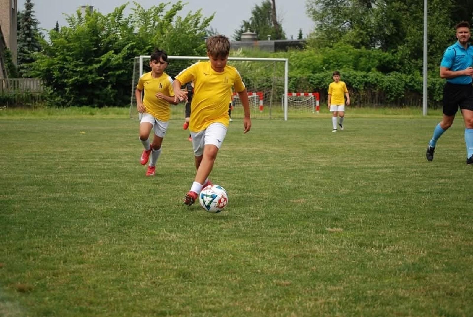 Zdjęcie w galerii na portalu naszraciborz.pl: Piłkarskie przyjaźnie ponad granicami. Młodzi zawodnicy z Sardynii z wizytą w Nędzy wiadomości z regionu