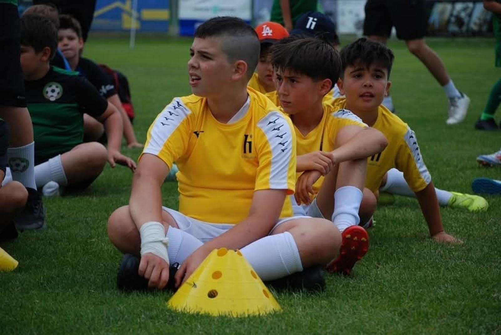 Zdjęcie w galerii na portalu naszraciborz.pl: Piłkarskie przyjaźnie ponad granicami. Młodzi zawodnicy z Sardynii z wizytą w Nędzy wiadomości z regionu