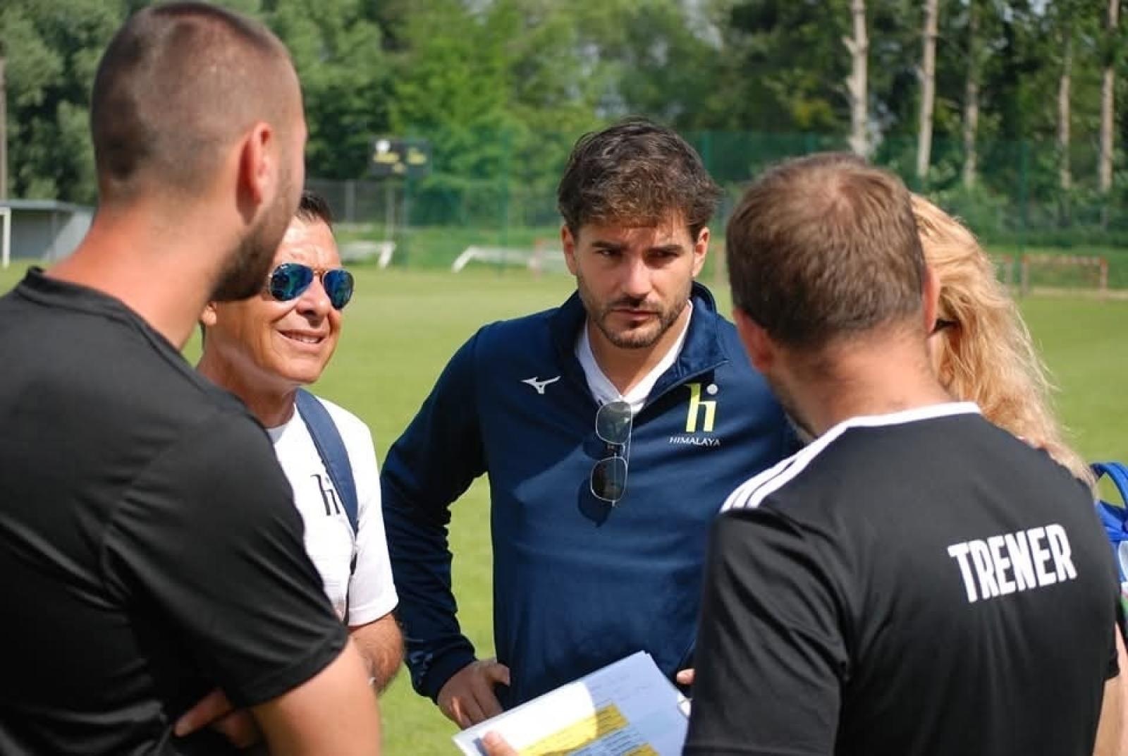 Zdjęcie w galerii na portalu naszraciborz.pl: Piłkarskie przyjaźnie ponad granicami. Młodzi zawodnicy z Sardynii z wizytą w Nędzy wiadomości z regionu