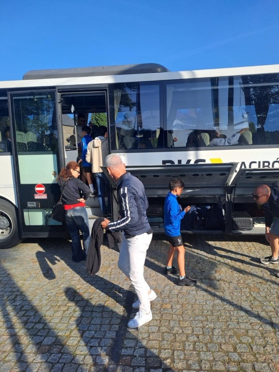 Zdjęcie w galerii na portalu naszraciborz.pl: Piłkarskie przyjaźnie ponad granicami. Młodzi zawodnicy z Sardynii z wizytą w Nędzy wiadomości z regionu