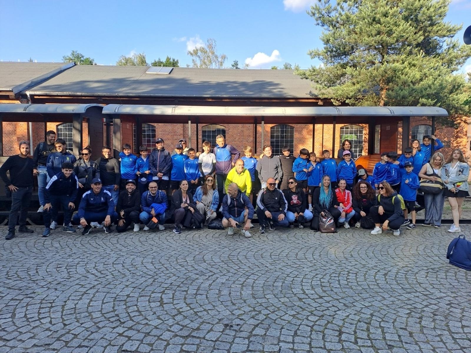 Zdjęcie w galerii na portalu naszraciborz.pl: Piłkarskie przyjaźnie ponad granicami. Młodzi zawodnicy z Sardynii z wizytą w Nędzy wiadomości z regionu