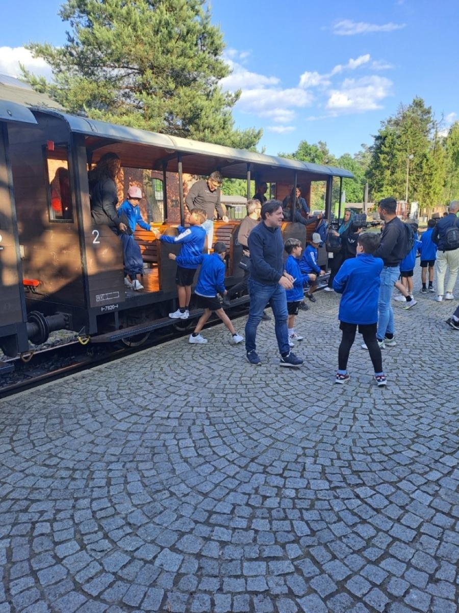 Zdjęcie w galerii na portalu naszraciborz.pl: Piłkarskie przyjaźnie ponad granicami. Młodzi zawodnicy z Sardynii z wizytą w Nędzy wiadomości z regionu