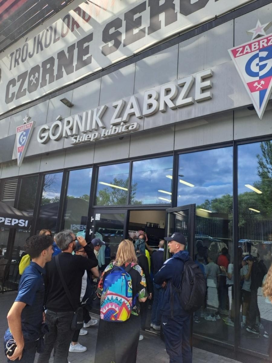 Zdjęcie w galerii na portalu naszraciborz.pl: Piłkarskie przyjaźnie ponad granicami. Młodzi zawodnicy z Sardynii z wizytą w Nędzy wiadomości z regionu