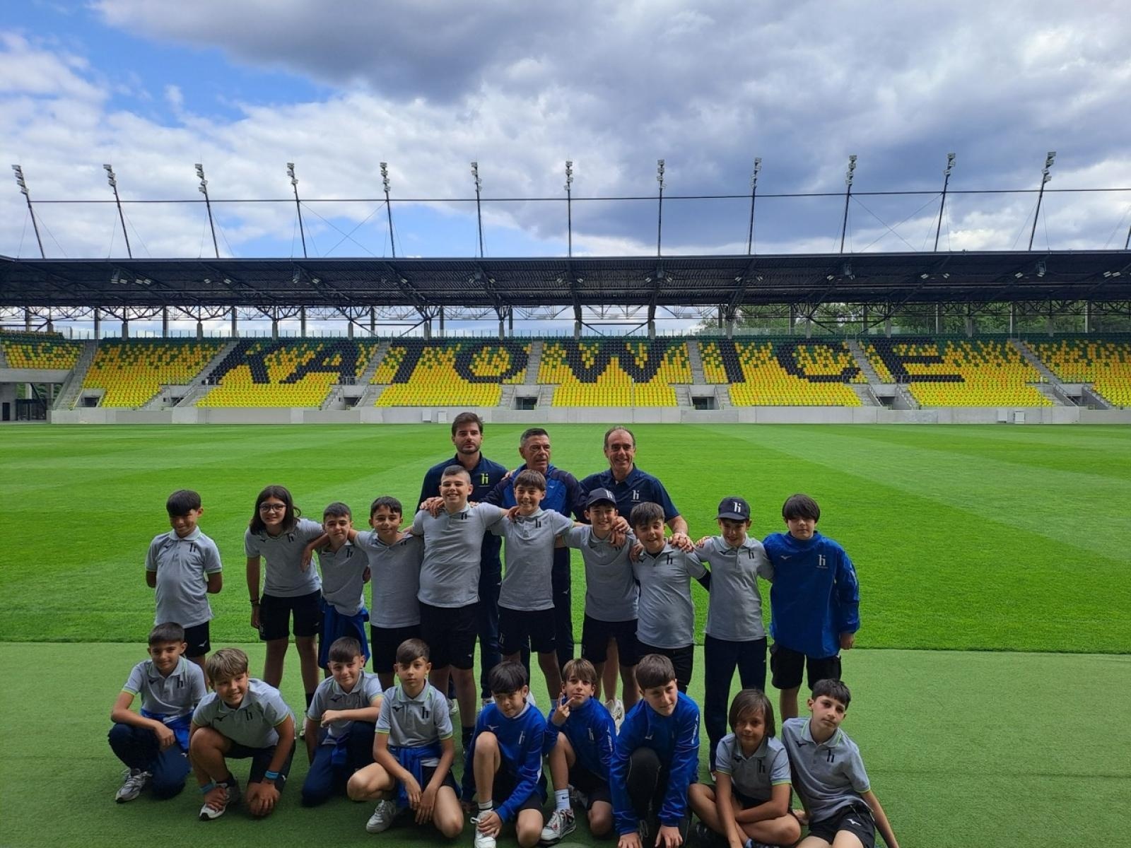 Zdjęcie w galerii na portalu naszraciborz.pl: Piłkarskie przyjaźnie ponad granicami. Młodzi zawodnicy z Sardynii z wizytą w Nędzy wiadomości z regionu