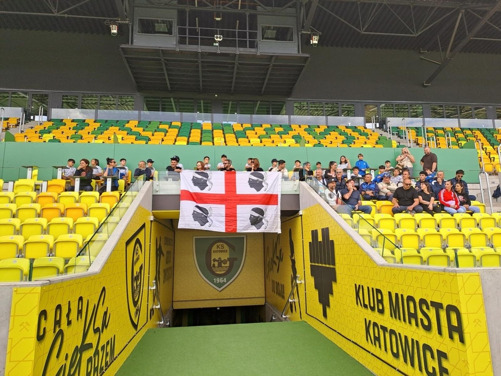 Zdjęcie w galerii na portalu naszraciborz.pl: Piłkarskie przyjaźnie ponad granicami. Młodzi zawodnicy z Sardynii z wizytą w Nędzy wiadomości z regionu