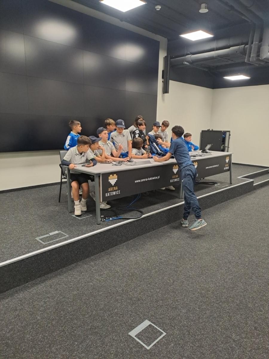 Zdjęcie w galerii na portalu naszraciborz.pl: Piłkarskie przyjaźnie ponad granicami. Młodzi zawodnicy z Sardynii z wizytą w Nędzy wiadomości z regionu