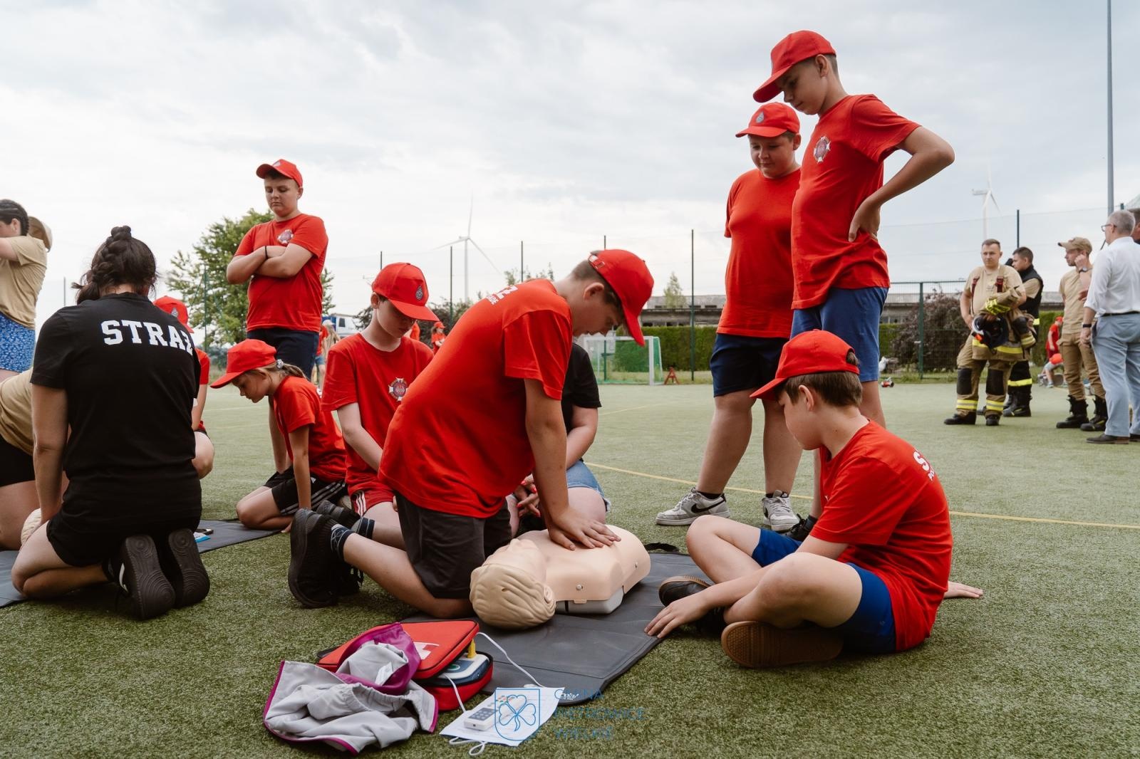 Zdjęcie w galerii na portalu naszraciborz.pl: Młodzi strażacy szkolili się w Pawłowie. Letni obóz OSP pełen nauki i przygód wiadomości z regionu