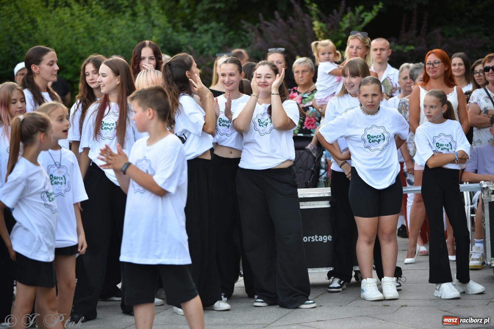 Zdjęcie w galerii na portalu naszraciborz.pl: Magia tańca i wspólnej zabawy. Tancerze z Polski i Czech podsumowali obóz pokazem i potańcówką w parku im. Miasta Roth wiadomości z regionu