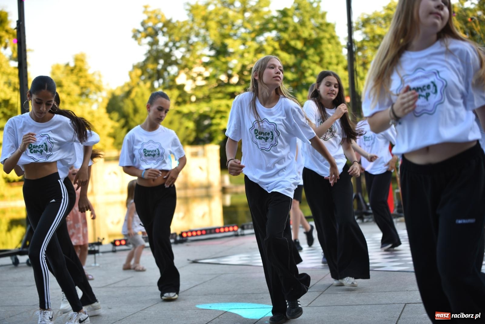 Zdjęcie w galerii na portalu naszraciborz.pl: Magia tańca i wspólnej zabawy. Tancerze z Polski i Czech podsumowali obóz pokazem i potańcówką w parku im. Miasta Roth wiadomości z regionu