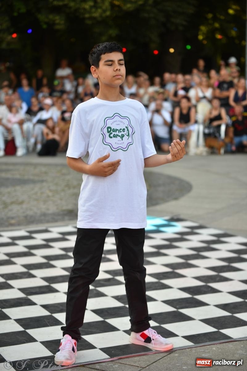 Zdjęcie w galerii na portalu naszraciborz.pl: Magia tańca i wspólnej zabawy. Tancerze z Polski i Czech podsumowali obóz pokazem i potańcówką w parku im. Miasta Roth wiadomości z regionu