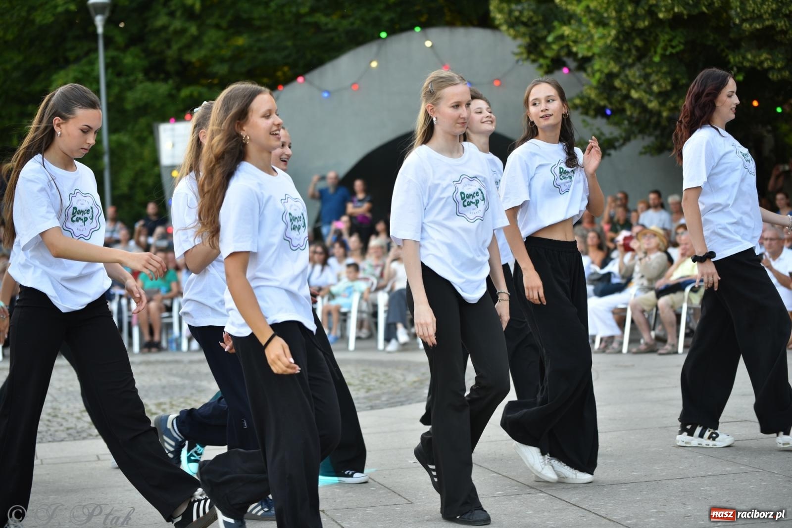 Zdjęcie w galerii na portalu naszraciborz.pl: Magia tańca i wspólnej zabawy. Tancerze z Polski i Czech podsumowali obóz pokazem i potańcówką w parku im. Miasta Roth wiadomości z regionu