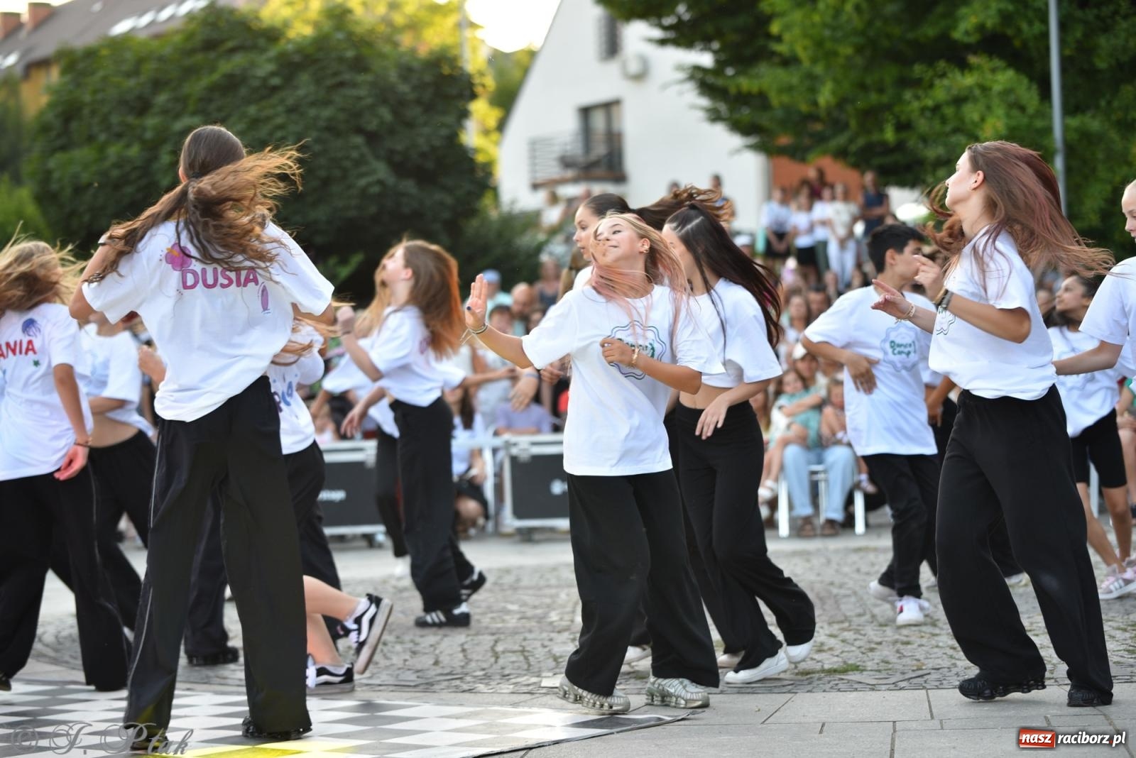Zdjęcie w galerii na portalu naszraciborz.pl: Magia tańca i wspólnej zabawy. Tancerze z Polski i Czech podsumowali obóz pokazem i potańcówką w parku im. Miasta Roth wiadomości z regionu