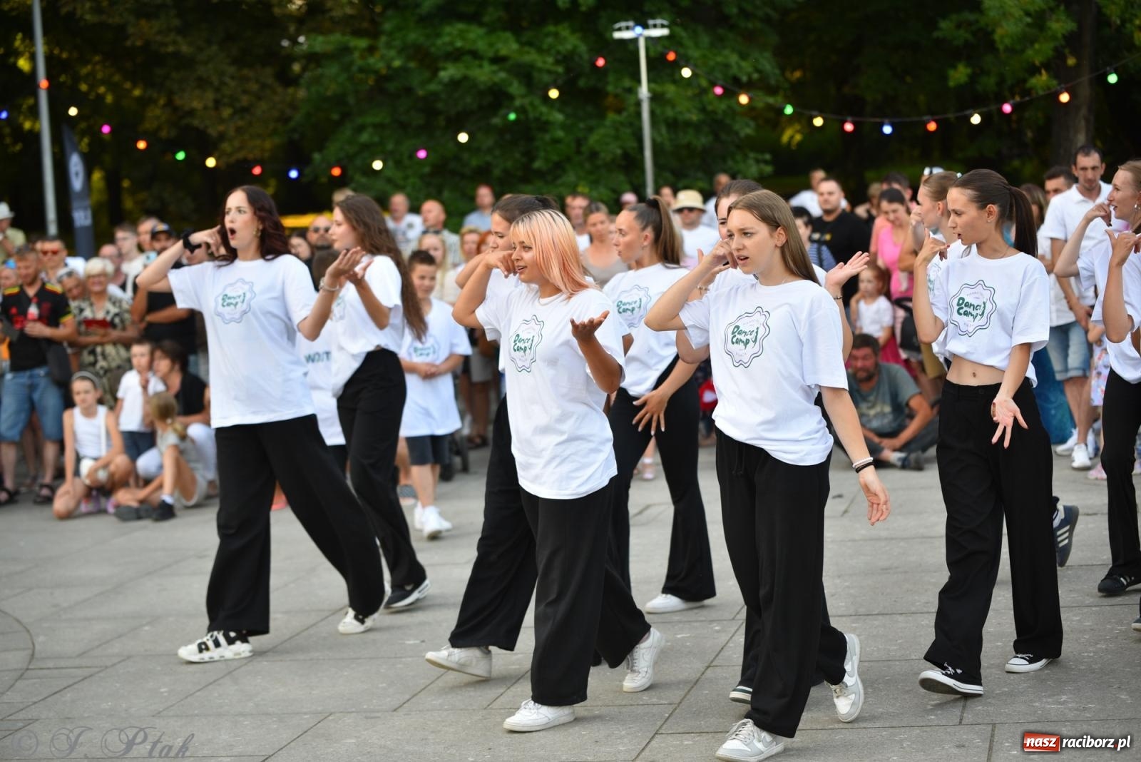 Zdjęcie w galerii na portalu naszraciborz.pl: Magia tańca i wspólnej zabawy. Tancerze z Polski i Czech podsumowali obóz pokazem i potańcówką w parku im. Miasta Roth wiadomości z regionu