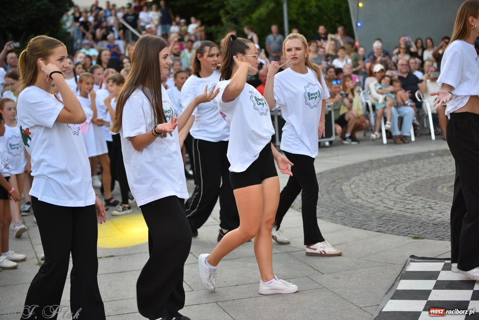 Zdjęcie w galerii na portalu naszraciborz.pl: Magia tańca i wspólnej zabawy. Tancerze z Polski i Czech podsumowali obóz pokazem i potańcówką w parku im. Miasta Roth wiadomości z regionu