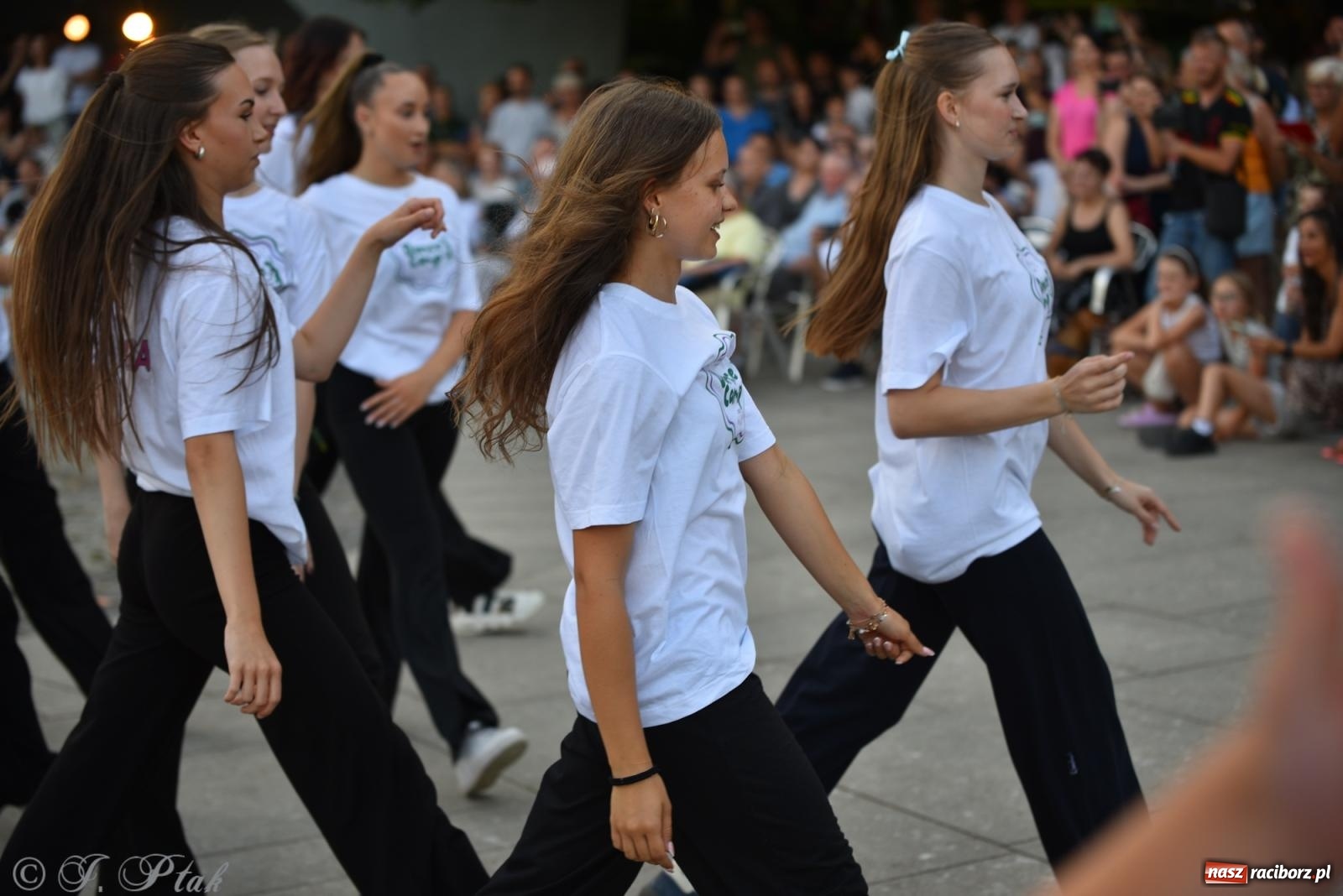 Zdjęcie w galerii na portalu naszraciborz.pl: Magia tańca i wspólnej zabawy. Tancerze z Polski i Czech podsumowali obóz pokazem i potańcówką w parku im. Miasta Roth wiadomości z regionu