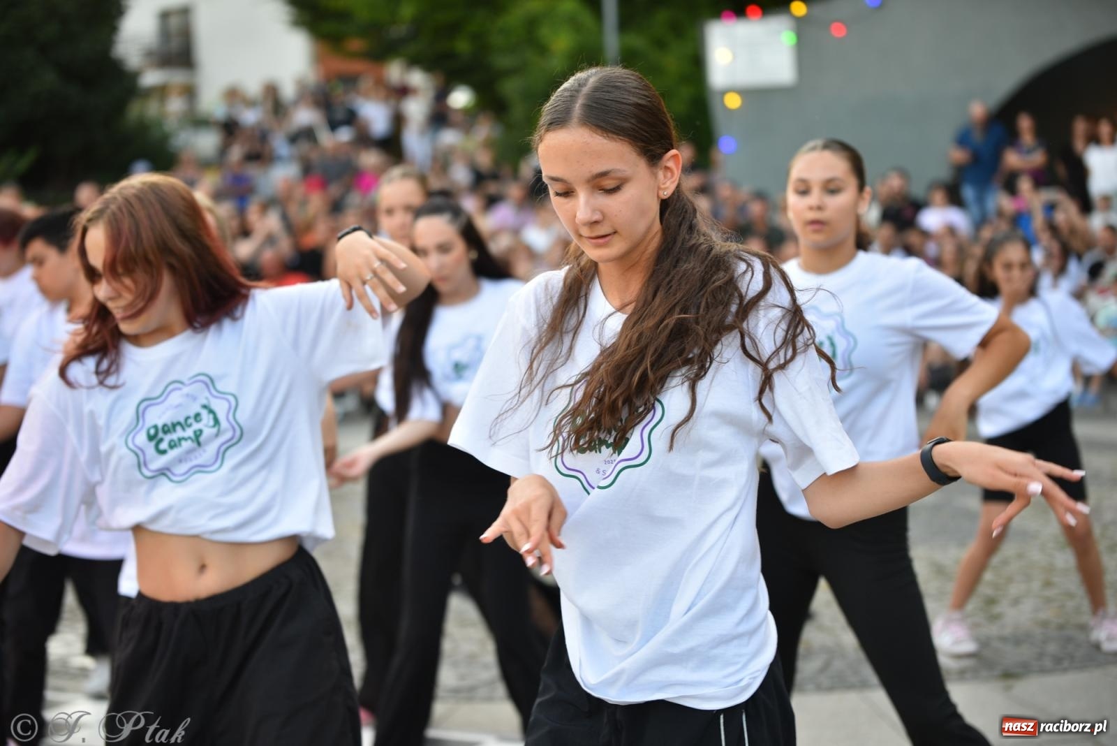 Zdjęcie w galerii na portalu naszraciborz.pl: Magia tańca i wspólnej zabawy. Tancerze z Polski i Czech podsumowali obóz pokazem i potańcówką w parku im. Miasta Roth wiadomości z regionu
