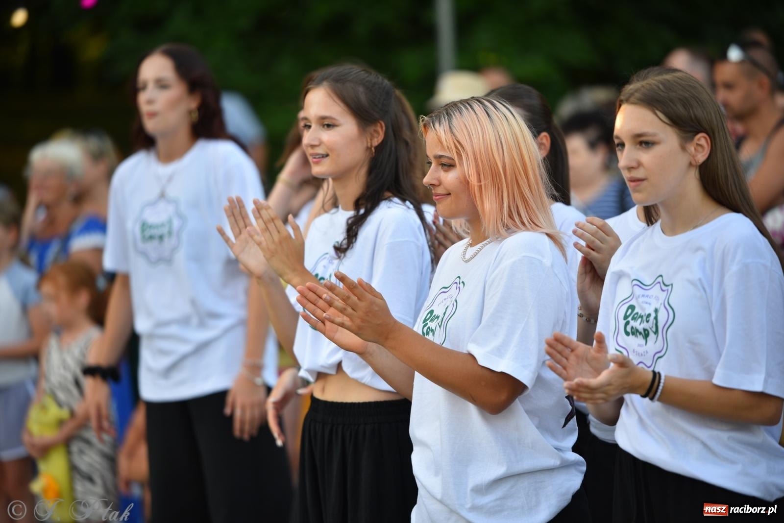 Zdjęcie w galerii na portalu naszraciborz.pl: Magia tańca i wspólnej zabawy. Tancerze z Polski i Czech podsumowali obóz pokazem i potańcówką w parku im. Miasta Roth wiadomości z regionu