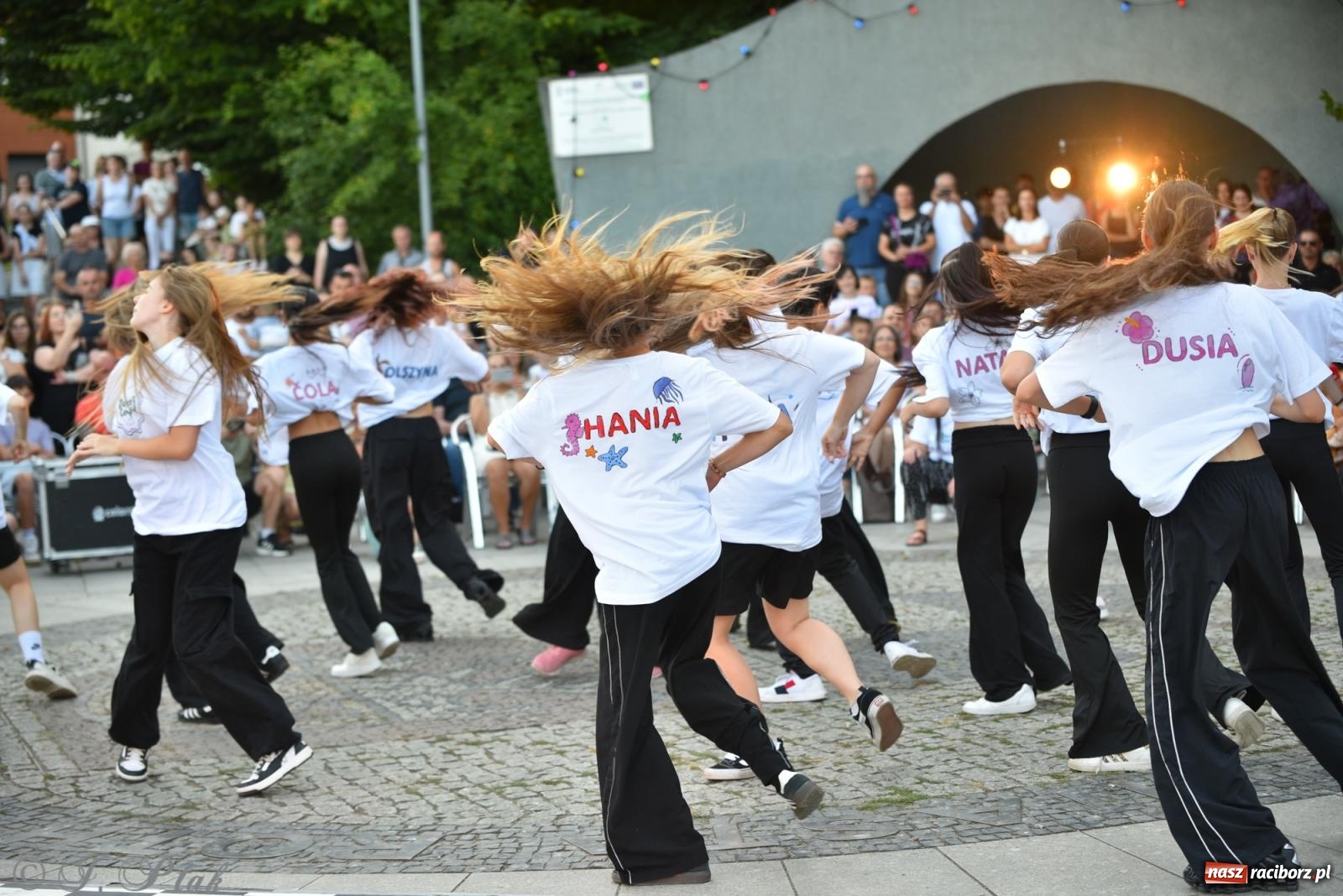 Zdjęcie w galerii na portalu naszraciborz.pl: Magia tańca i wspólnej zabawy. Tancerze z Polski i Czech podsumowali obóz pokazem i potańcówką w parku im. Miasta Roth wiadomości z regionu