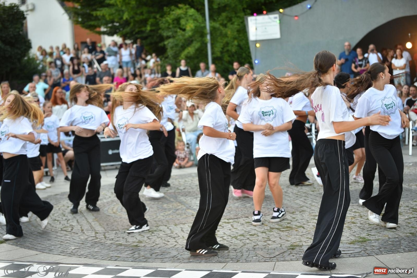 Zdjęcie w galerii na portalu naszraciborz.pl: Magia tańca i wspólnej zabawy. Tancerze z Polski i Czech podsumowali obóz pokazem i potańcówką w parku im. Miasta Roth wiadomości z regionu