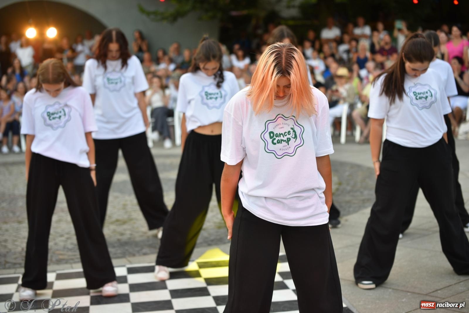 Zdjęcie w galerii na portalu naszraciborz.pl: Magia tańca i wspólnej zabawy. Tancerze z Polski i Czech podsumowali obóz pokazem i potańcówką w parku im. Miasta Roth wiadomości z regionu