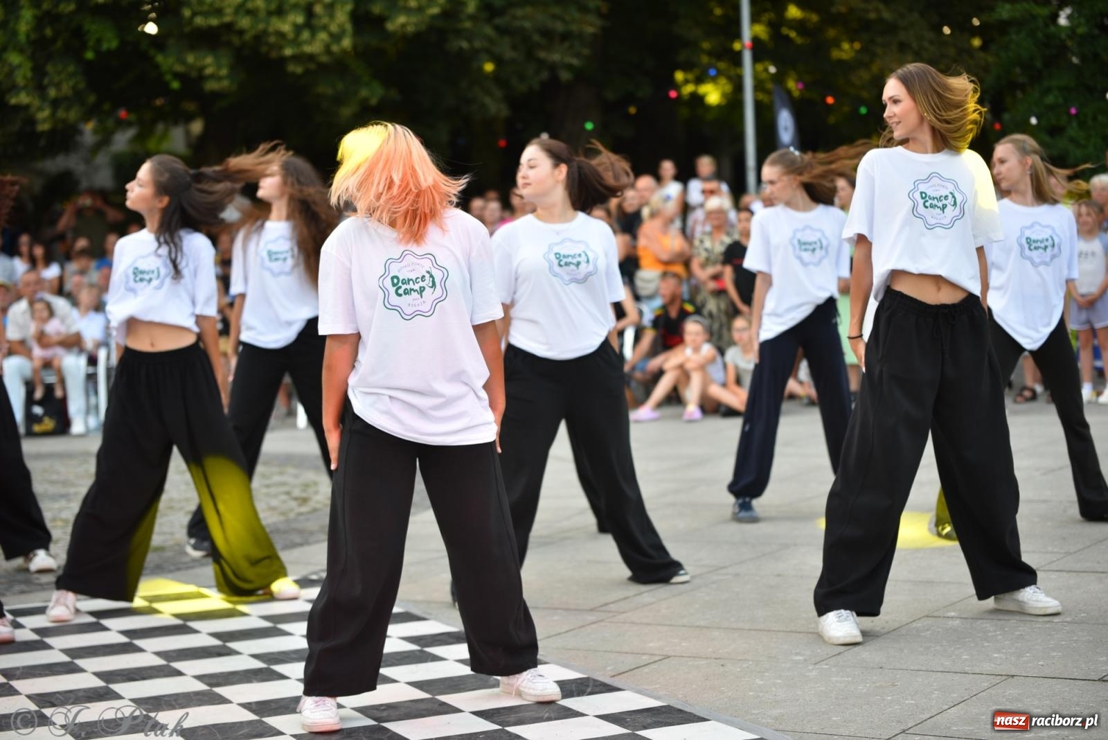 Zdjęcie w galerii na portalu naszraciborz.pl: Magia tańca i wspólnej zabawy. Tancerze z Polski i Czech podsumowali obóz pokazem i potańcówką w parku im. Miasta Roth wiadomości z regionu
