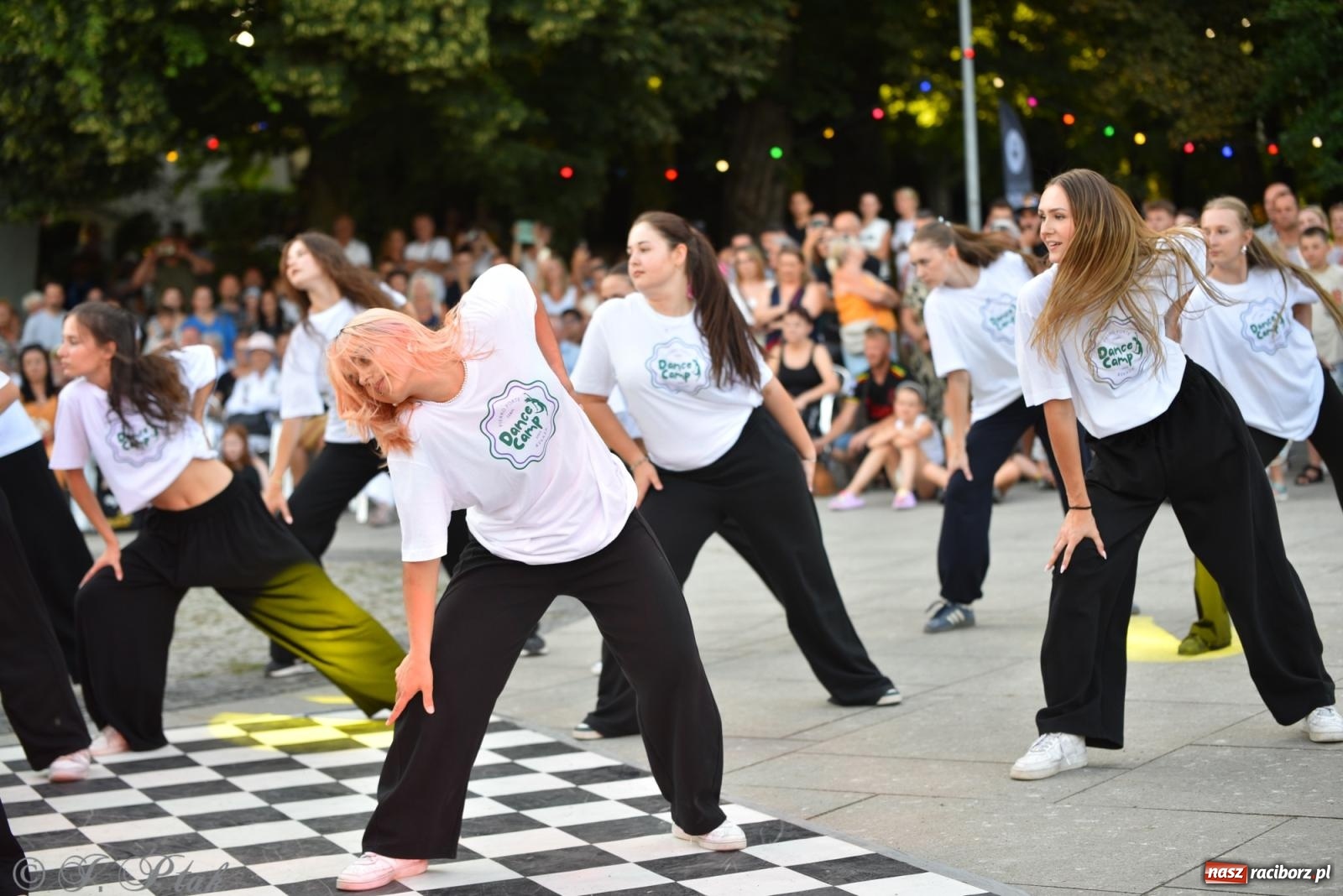 Zdjęcie w galerii na portalu naszraciborz.pl: Magia tańca i wspólnej zabawy. Tancerze z Polski i Czech podsumowali obóz pokazem i potańcówką w parku im. Miasta Roth wiadomości z regionu