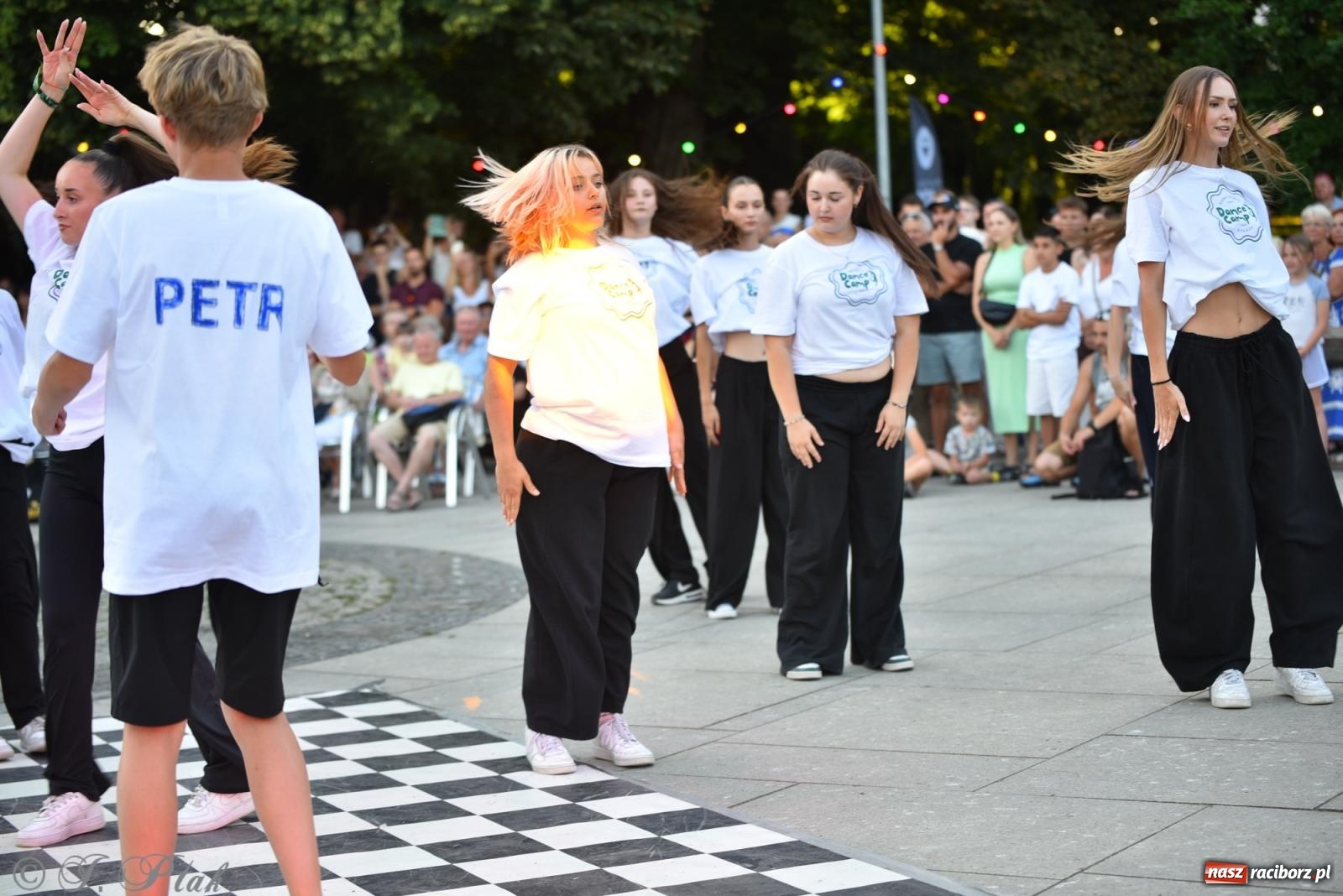 Zdjęcie w galerii na portalu naszraciborz.pl: Magia tańca i wspólnej zabawy. Tancerze z Polski i Czech podsumowali obóz pokazem i potańcówką w parku im. Miasta Roth wiadomości z regionu