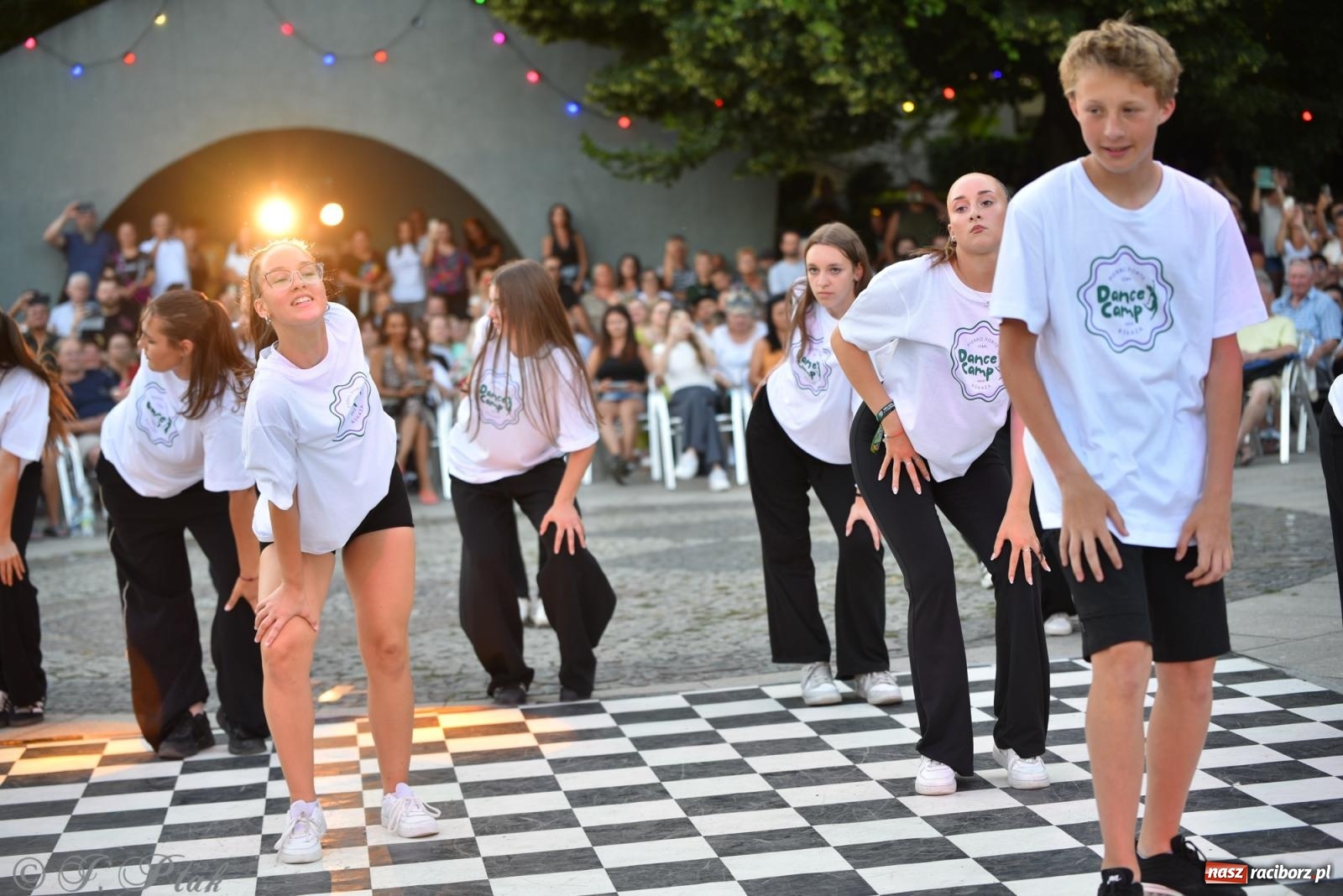 Zdjęcie w galerii na portalu naszraciborz.pl: Magia tańca i wspólnej zabawy. Tancerze z Polski i Czech podsumowali obóz pokazem i potańcówką w parku im. Miasta Roth wiadomości z regionu