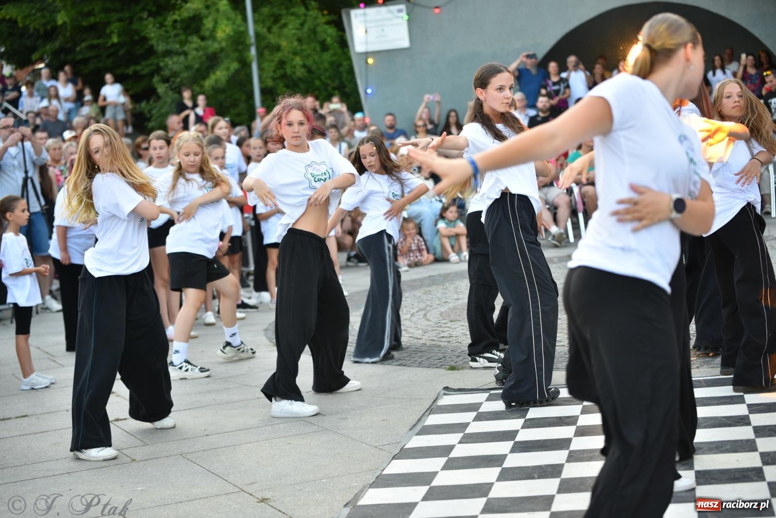 Zdjęcie w galerii na portalu naszraciborz.pl: Magia tańca i wspólnej zabawy. Tancerze z Polski i Czech podsumowali obóz pokazem i potańcówką w parku im. Miasta Roth wiadomości z regionu