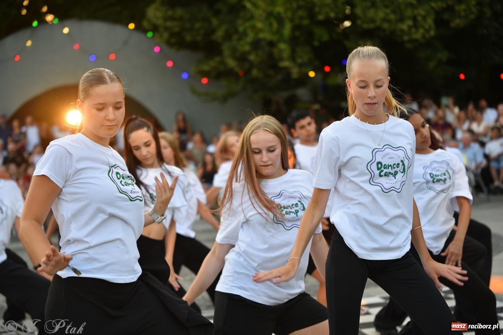 Zdjęcie w galerii na portalu naszraciborz.pl: Magia tańca i wspólnej zabawy. Tancerze z Polski i Czech podsumowali obóz pokazem i potańcówką w parku im. Miasta Roth wiadomości z regionu