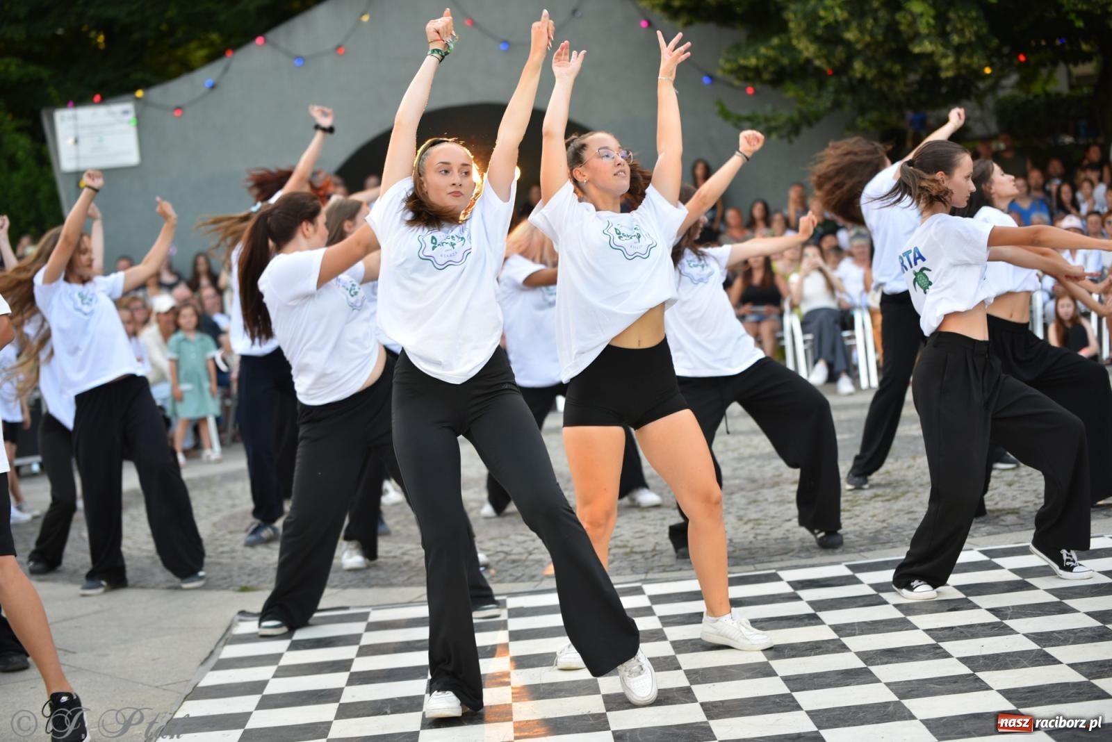 Zdjęcie w galerii na portalu naszraciborz.pl: Magia tańca i wspólnej zabawy. Tancerze z Polski i Czech podsumowali obóz pokazem i potańcówką w parku im. Miasta Roth wiadomości z regionu