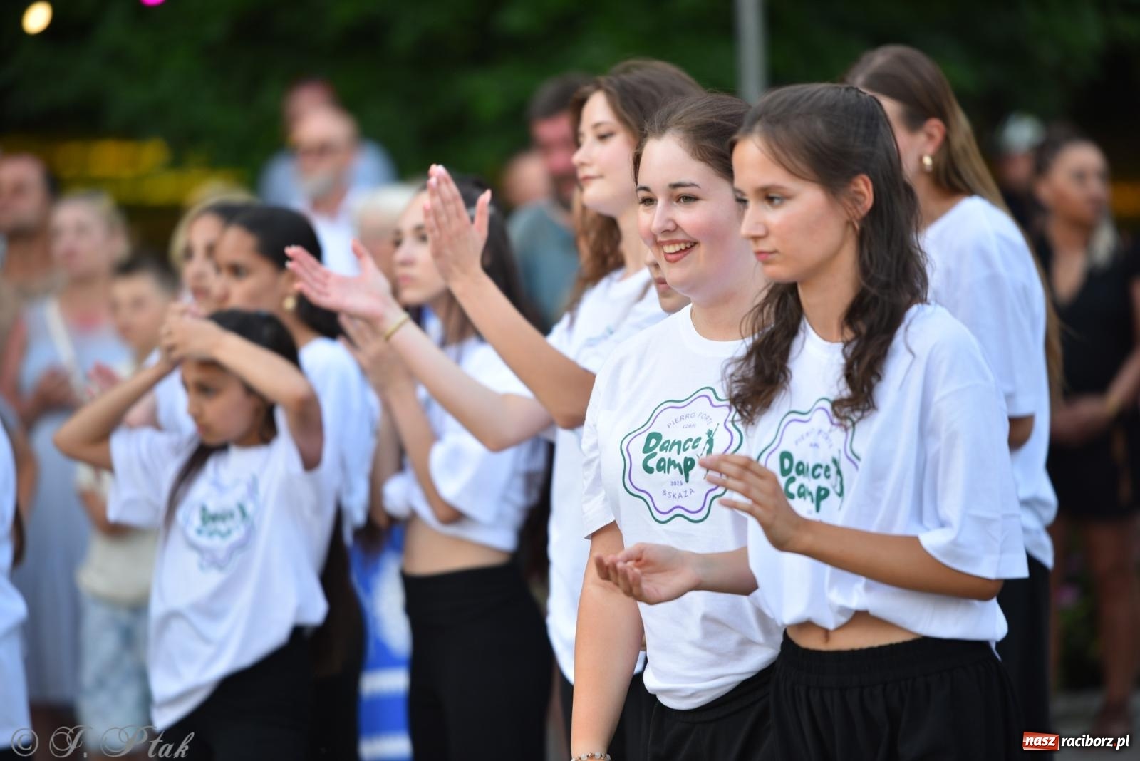 Zdjęcie w galerii na portalu naszraciborz.pl: Magia tańca i wspólnej zabawy. Tancerze z Polski i Czech podsumowali obóz pokazem i potańcówką w parku im. Miasta Roth wiadomości z regionu