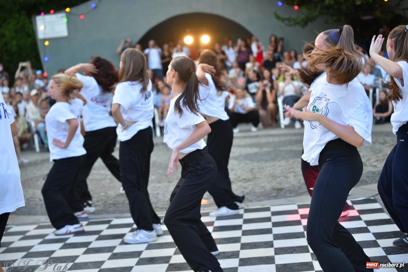 Zdjęcie w galerii na portalu naszraciborz.pl: Magia tańca i wspólnej zabawy. Tancerze z Polski i Czech podsumowali obóz pokazem i potańcówką w parku im. Miasta Roth wiadomości z regionu