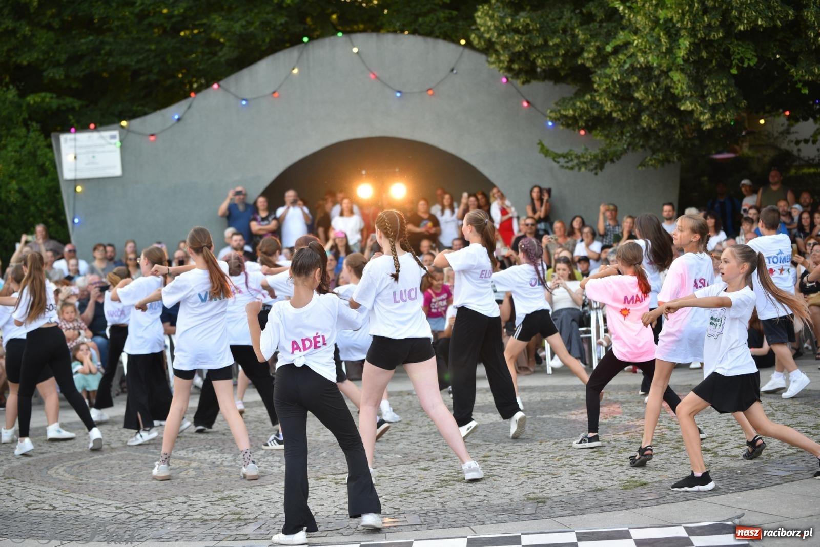 Zdjęcie w galerii na portalu naszraciborz.pl: Magia tańca i wspólnej zabawy. Tancerze z Polski i Czech podsumowali obóz pokazem i potańcówką w parku im. Miasta Roth wiadomości z regionu