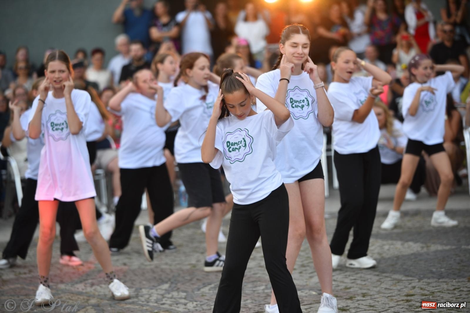 Zdjęcie w galerii na portalu naszraciborz.pl: Magia tańca i wspólnej zabawy. Tancerze z Polski i Czech podsumowali obóz pokazem i potańcówką w parku im. Miasta Roth wiadomości z regionu