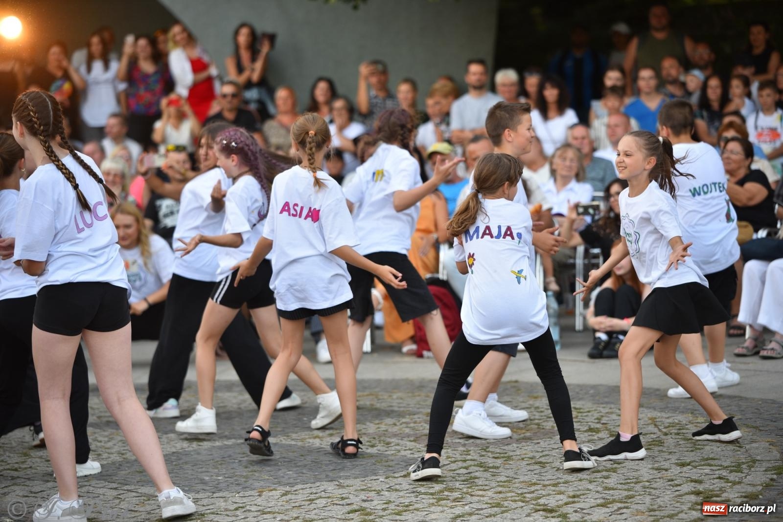 Zdjęcie w galerii na portalu naszraciborz.pl: Magia tańca i wspólnej zabawy. Tancerze z Polski i Czech podsumowali obóz pokazem i potańcówką w parku im. Miasta Roth wiadomości z regionu