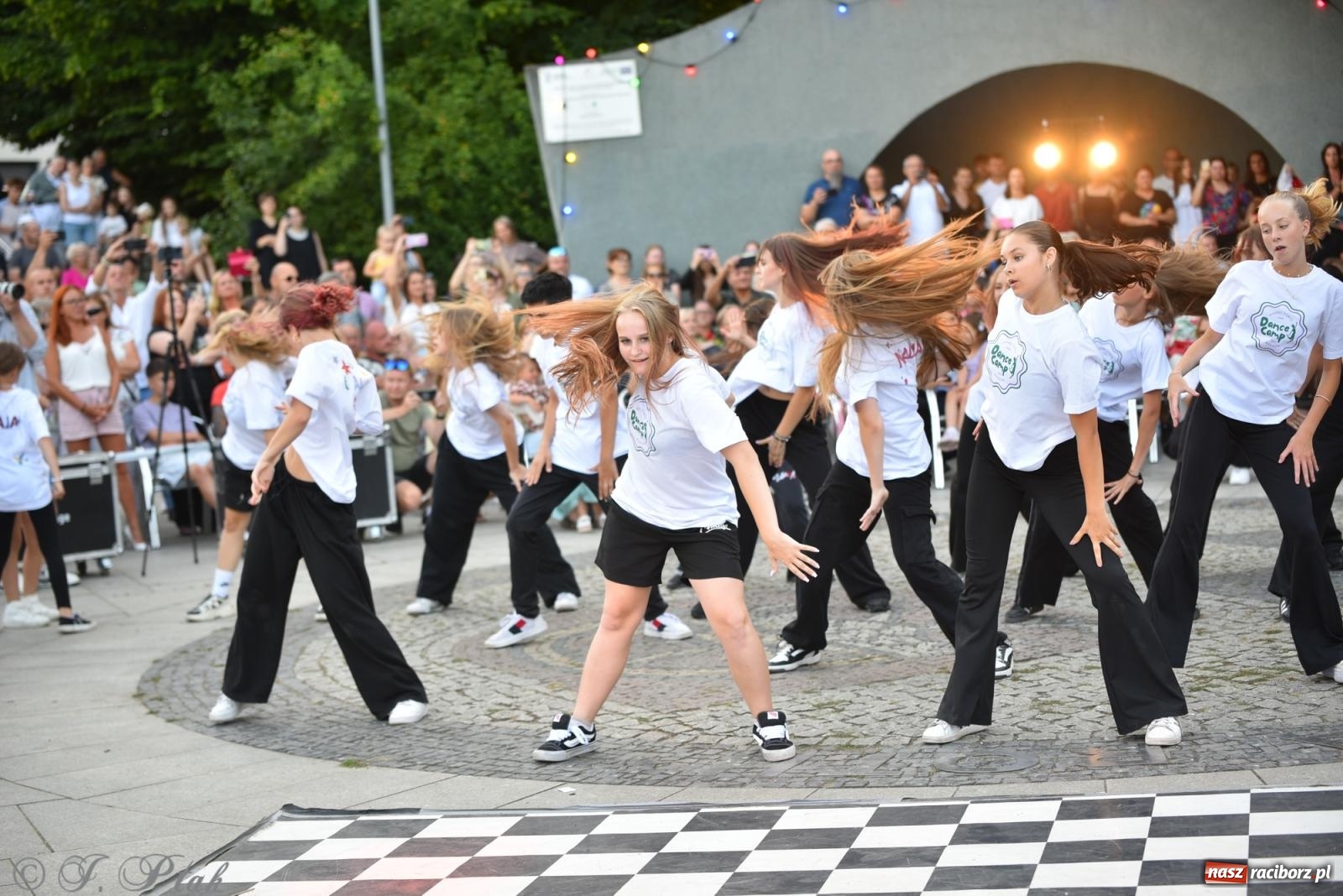 Zdjęcie w galerii na portalu naszraciborz.pl: Magia tańca i wspólnej zabawy. Tancerze z Polski i Czech podsumowali obóz pokazem i potańcówką w parku im. Miasta Roth wiadomości z regionu